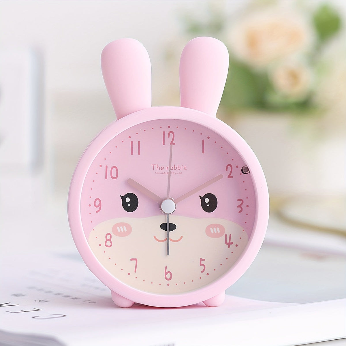 Budzik analogowy Króliczek BunnyTime z cichym mechanizmem i lampką nocną
