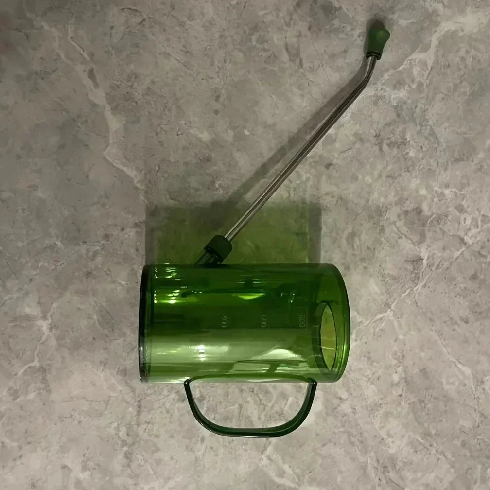 Konewka z długą metalową wylewką i podziałką