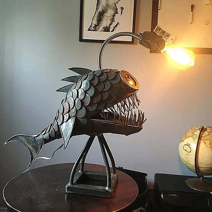 Lampa stołowa Anglerfish, wzór inspirowany głębinami morskimi, żarówka E27 w zestawie