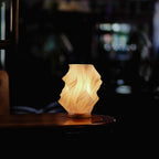 Lampa stołowa o rzeźbionym wzorze fal z zasilaniem USB