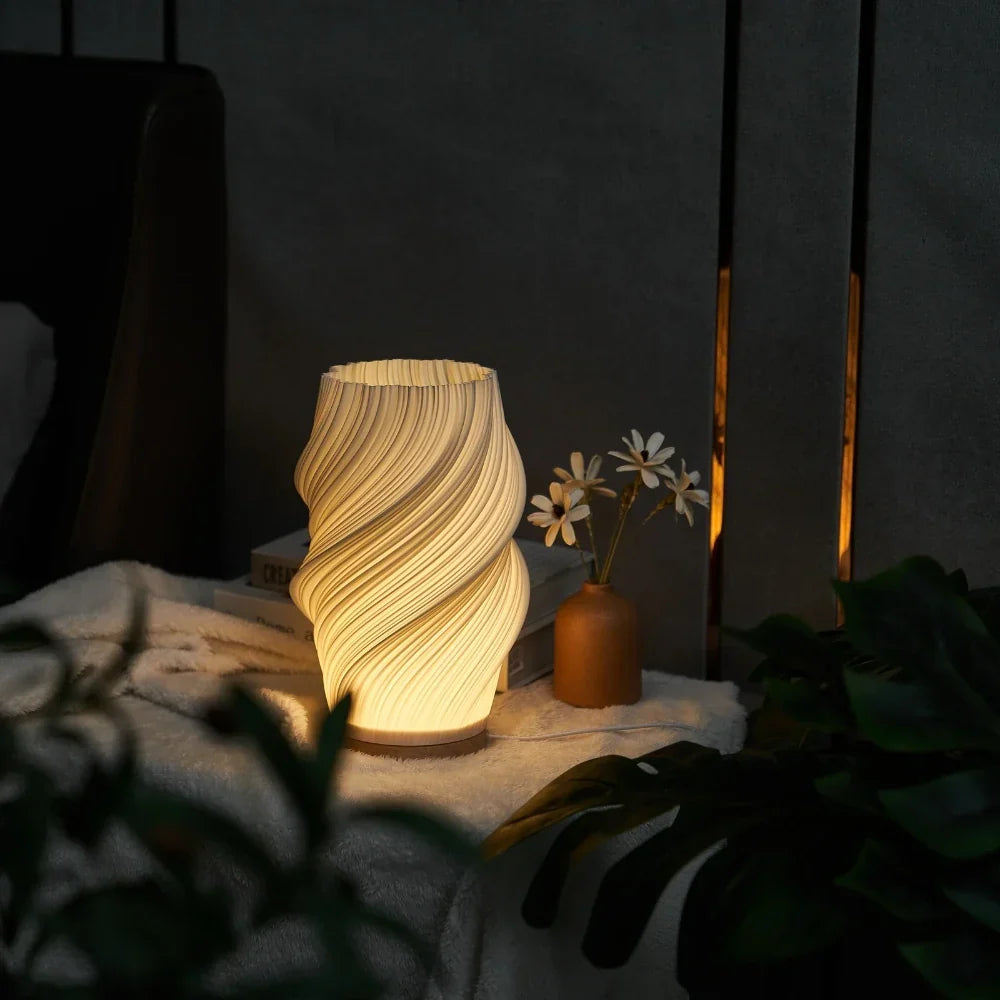 Lampa stołowa o rzeźbionym wzorze fal z zasilaniem USB