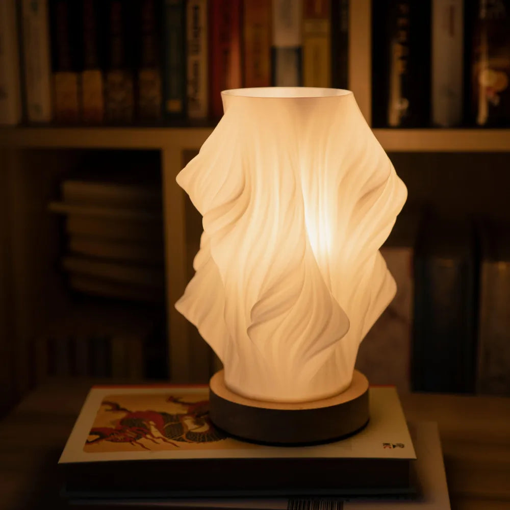 Lampa stołowa o rzeźbionym wzorze fal z zasilaniem USB