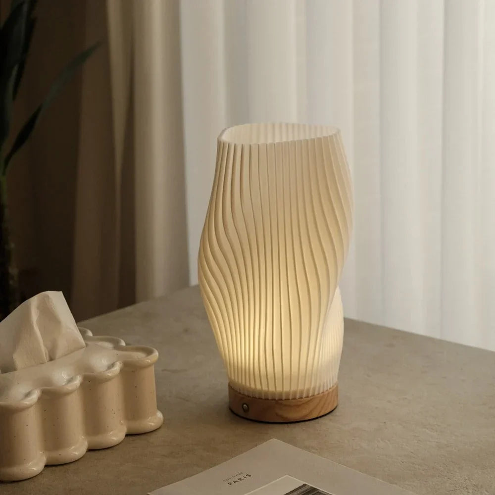 Lampa stołowa o rzeźbionym wzorze fal z zasilaniem USB