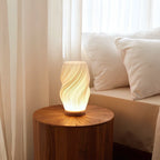 Lampa stołowa o rzeźbionym wzorze fal z zasilaniem USB