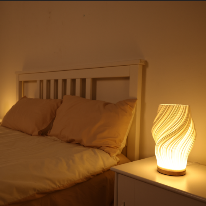 Lampa stołowa o rzeźbionym wzorze fal z zasilaniem USB