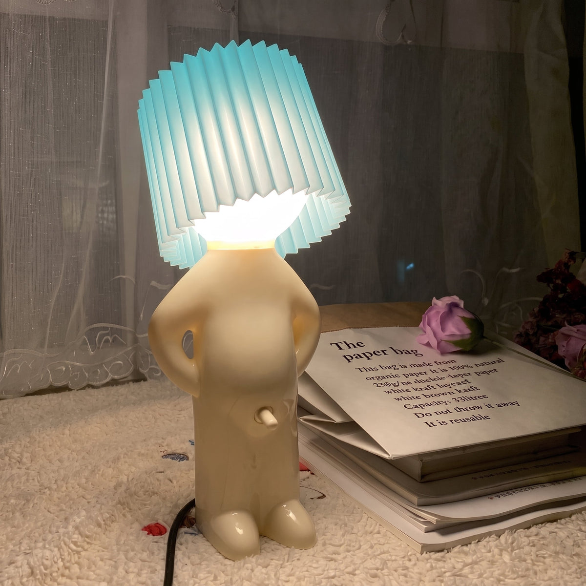 Lampa stołowa w kształcie figurki - plisowany klosz, kabel z tyłu
