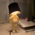 Lampa stołowa w kształcie figurki - plisowany klosz, kabel z tyłu