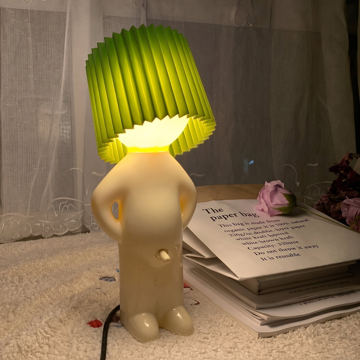 Lampa stołowa w kształcie figurki - plisowany klosz, kabel z tyłu