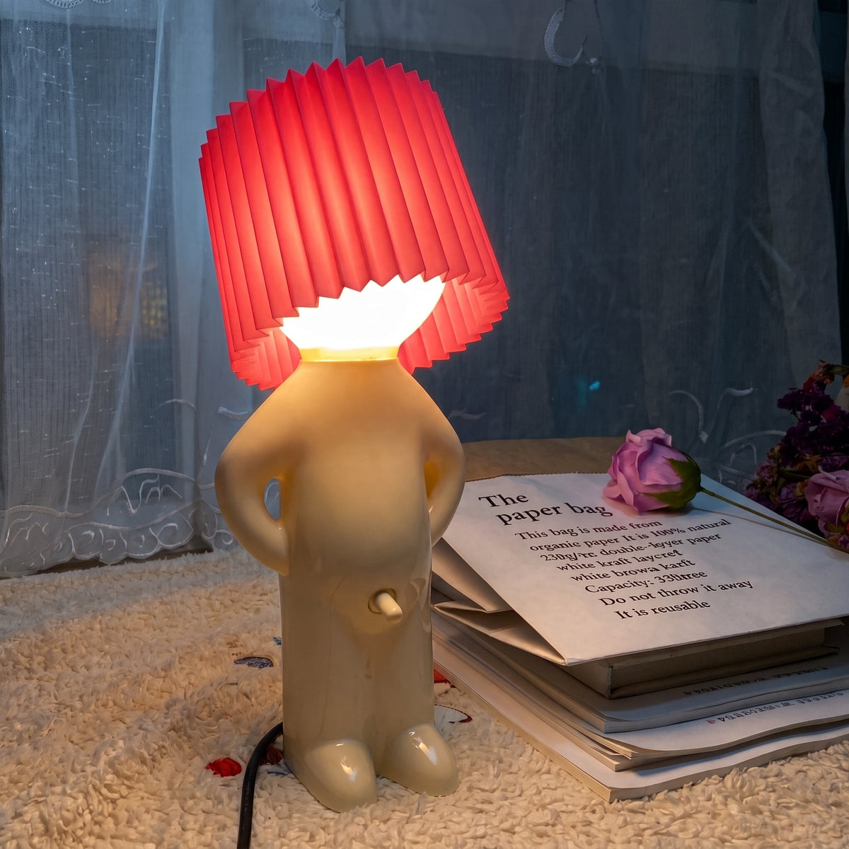 Lampa stołowa w kształcie figurki - plisowany klosz, kabel z tyłu