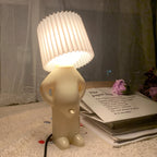Lampa stołowa w kształcie figurki - plisowany klosz, kabel z tyłu