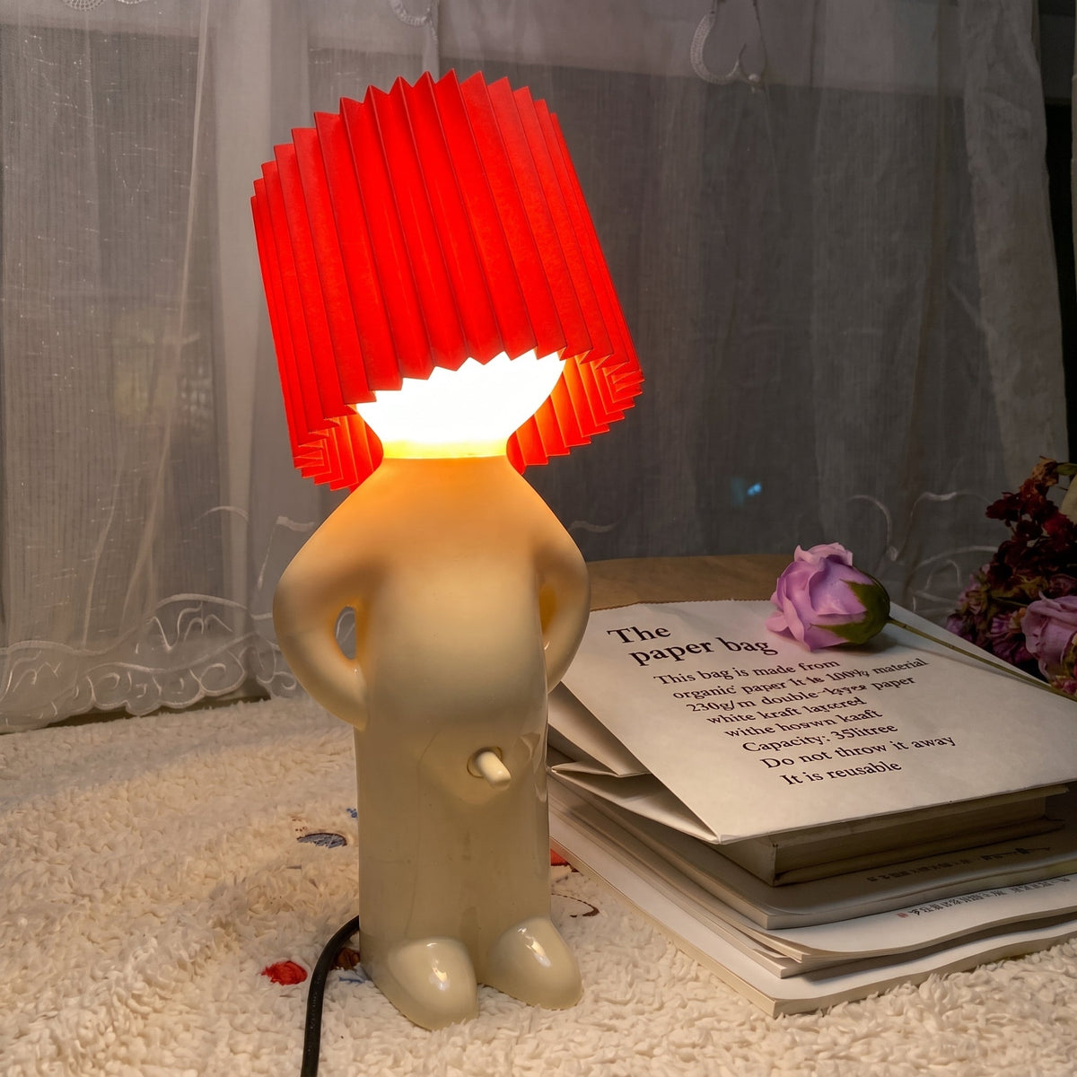 Lampa stołowa w kształcie figurki - plisowany klosz, kabel z tyłu