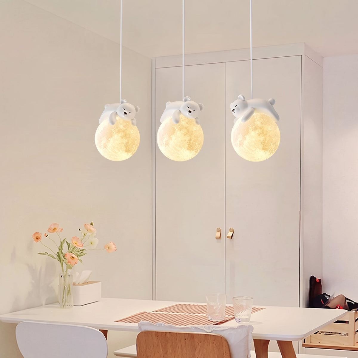 Lampa wisząca do pokoju dziecka - śpiący miś, klosz księżyc