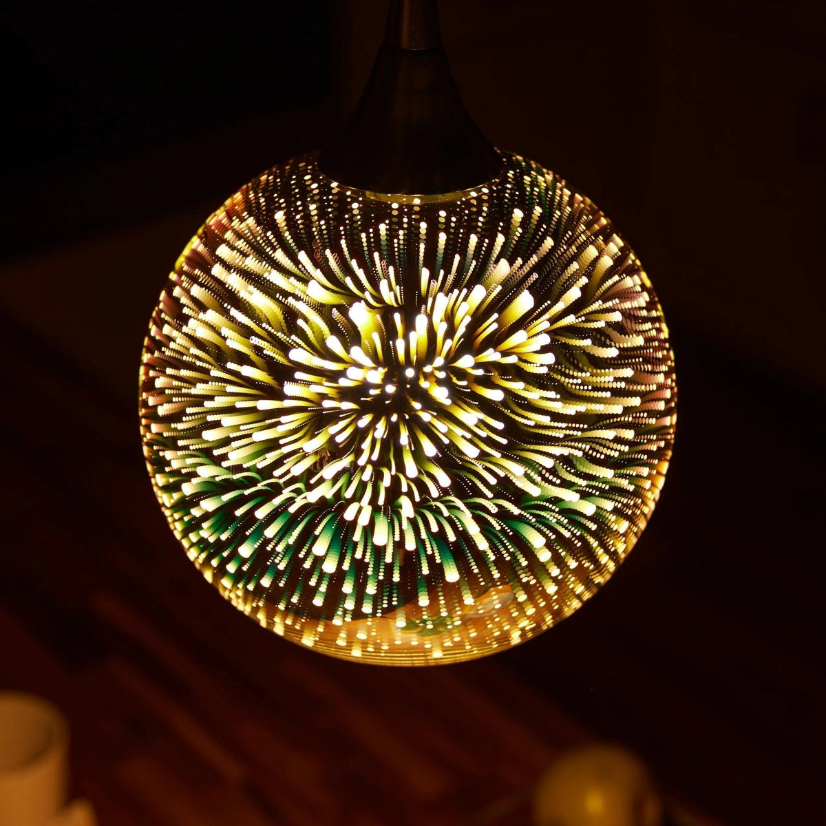 Lampa wisząca ze szklanym kloszem - przestrzenny efekt fajerwerków