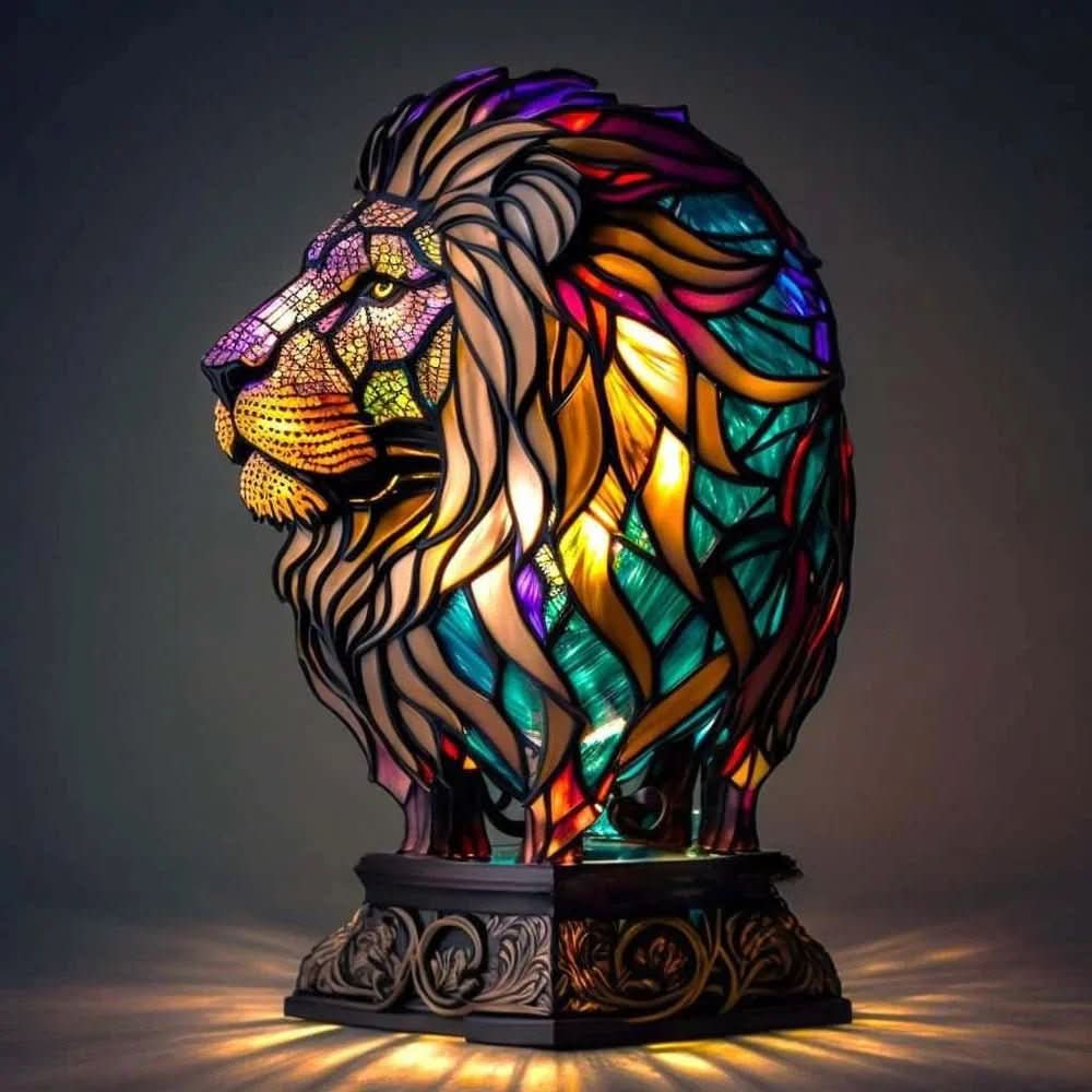 Lampa ze zwierzęcym motywem w stylu witrażowym — rzeźbiarska forma