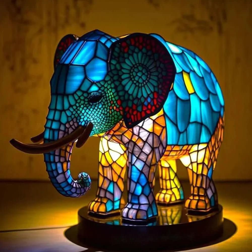 Lampa ze zwierzęcym motywem w stylu witrażowym — rzeźbiarska forma