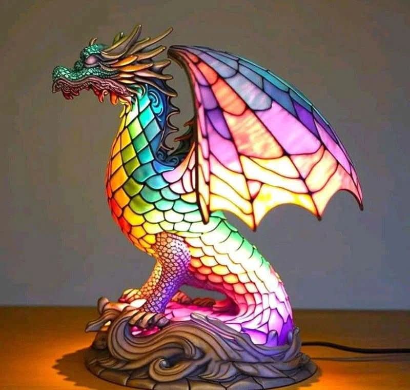 Lampa ze zwierzęcym motywem w stylu witrażowym — rzeźbiarska forma