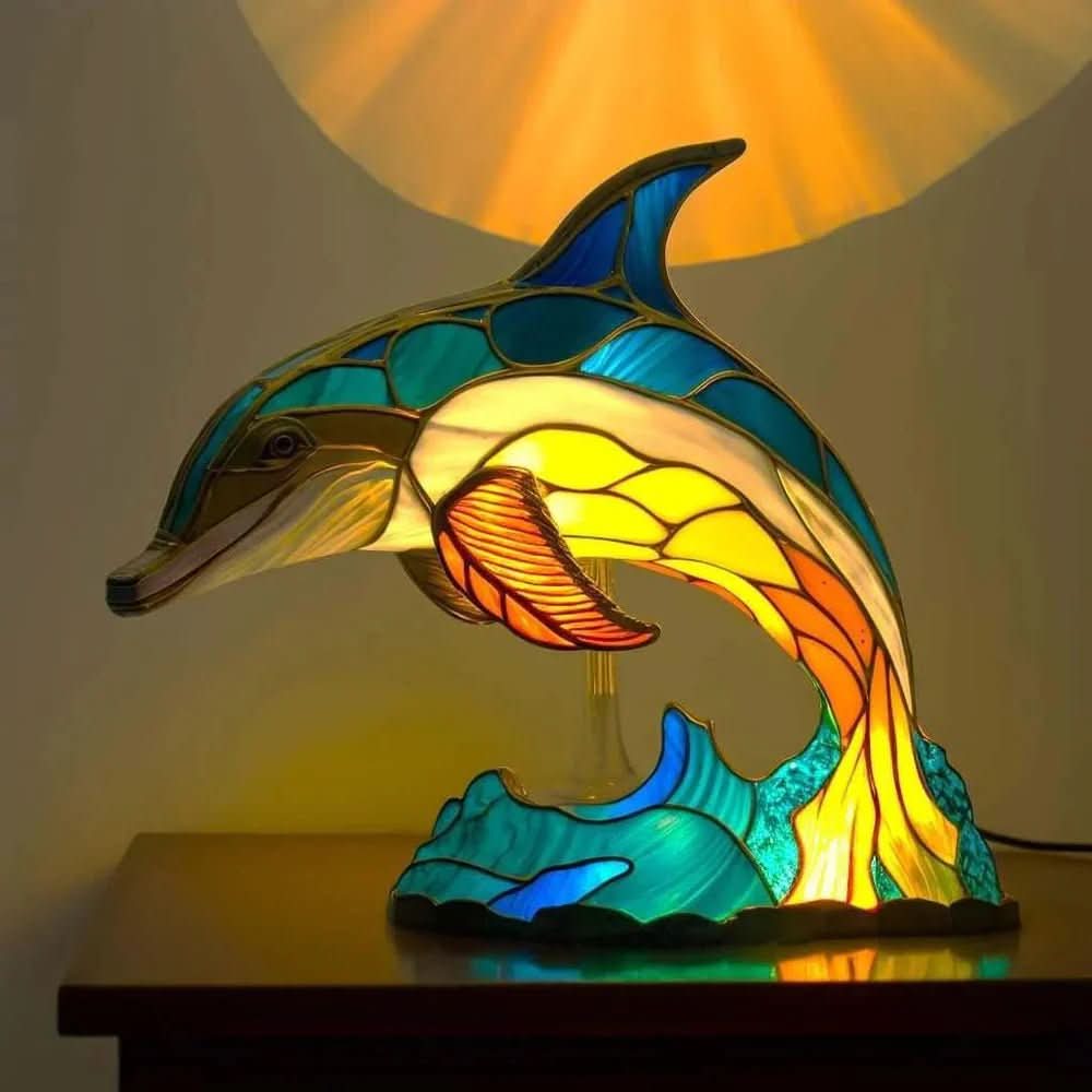 Lampa ze zwierzęcym motywem w stylu witrażowym — rzeźbiarska forma