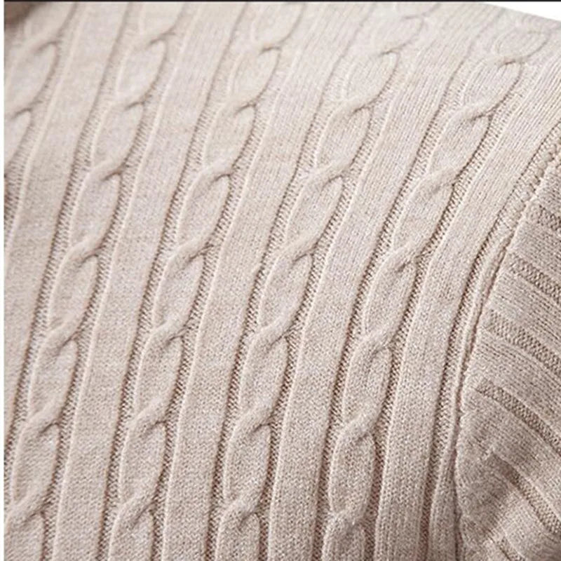 Męski sweter z golfem w prążki – miękka dzianina i dopasowany krój