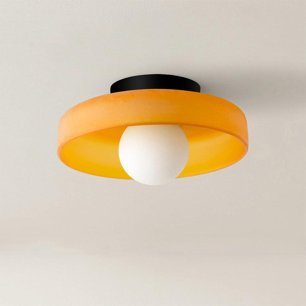Minimalistyczna lampa wisząca z delikatnym światłem
