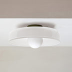 Minimalistyczna lampa wisząca z delikatnym światłem