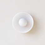 Minimalistyczna lampa wisząca z delikatnym światłem