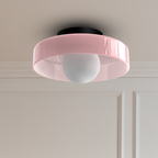 Minimalistyczna lampa wisząca z delikatnym światłem