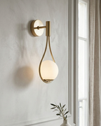 Nordycka lampa ścienna ze szklaną kulą — minimalistyczne oświetlenie do skandynawskich wnętrz