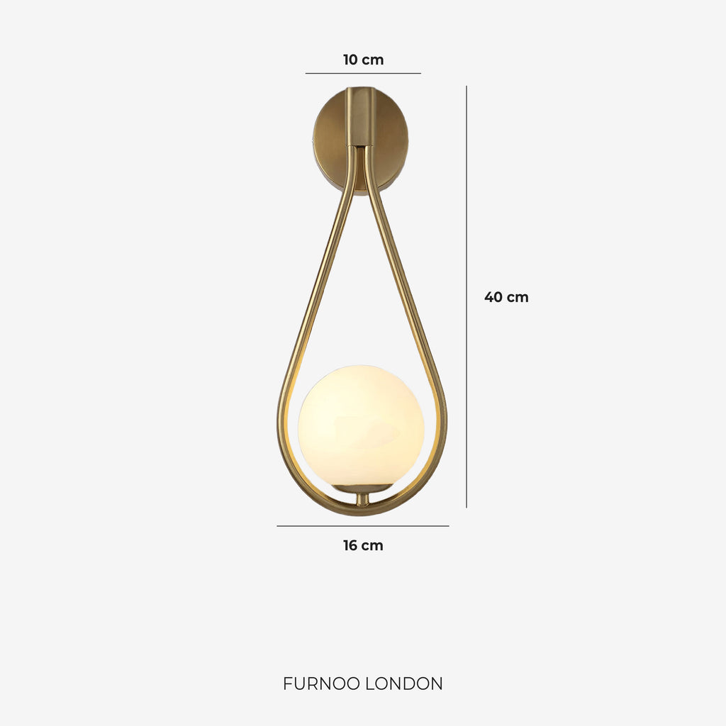Nordycka lampa ścienna ze szklaną kulą — minimalistyczne oświetlenie do skandynawskich wnętrz
