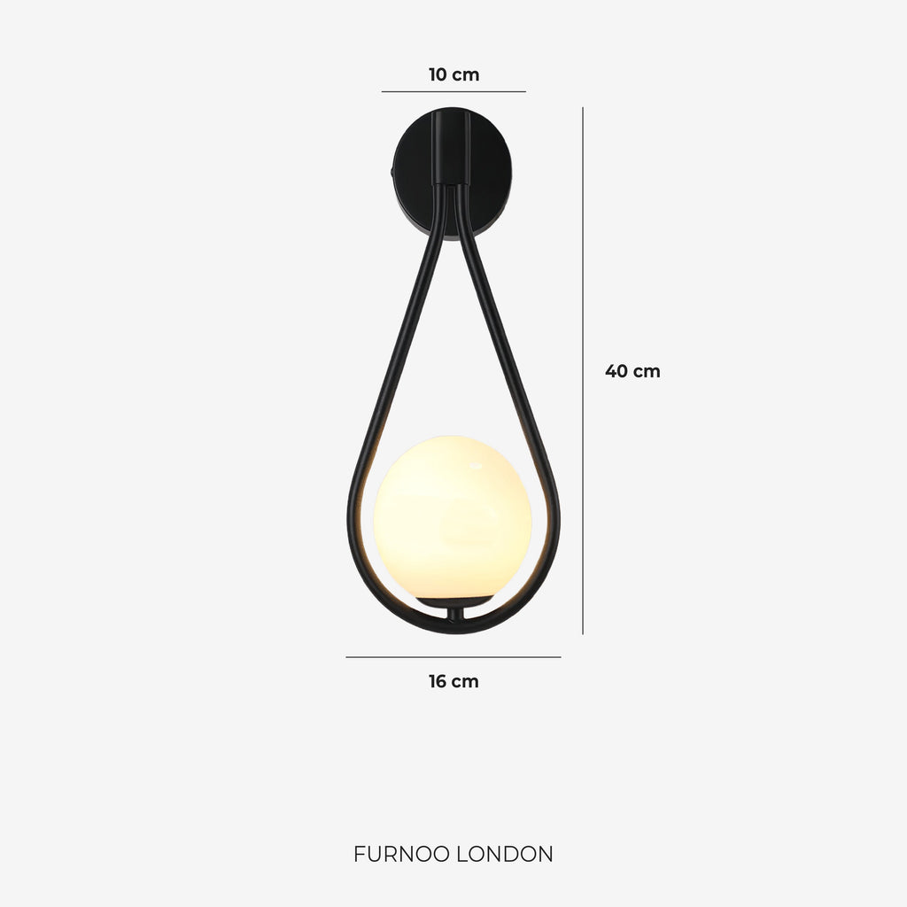 Nordycka lampa ścienna ze szklaną kulą — minimalistyczne oświetlenie do skandynawskich wnętrz