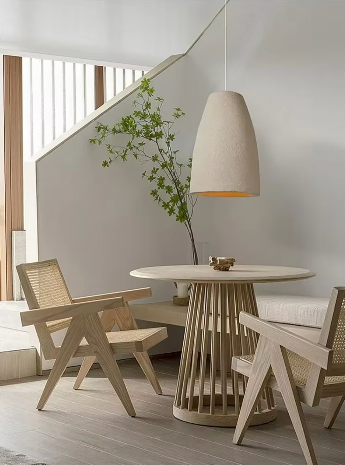 Prosta i surowa lampa wisząca inspirowana Wabi Sabi