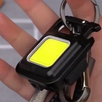 Przenośna Latarka LED z Powerbankiem i Magnesem
