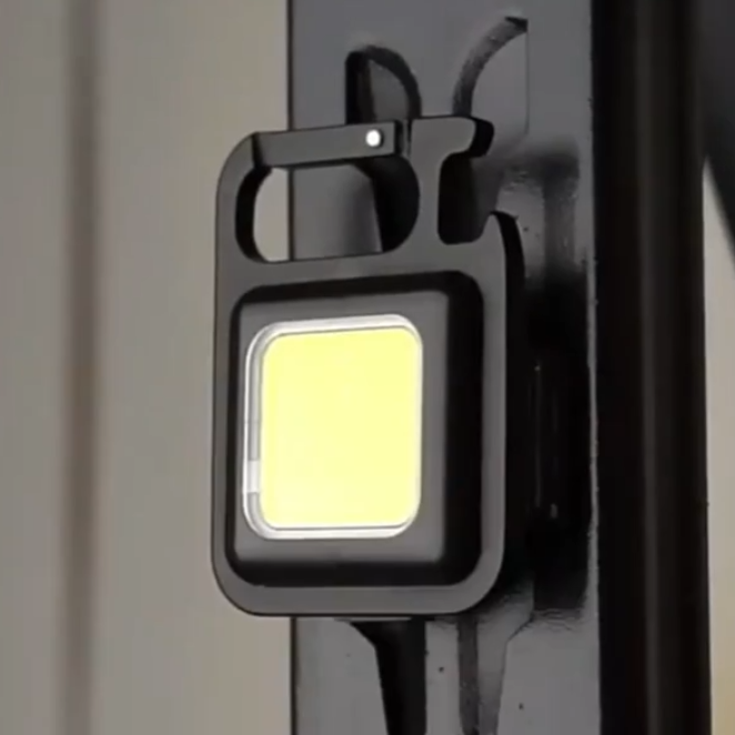 Przenośna Latarka LED z Powerbankiem i Magnesem
