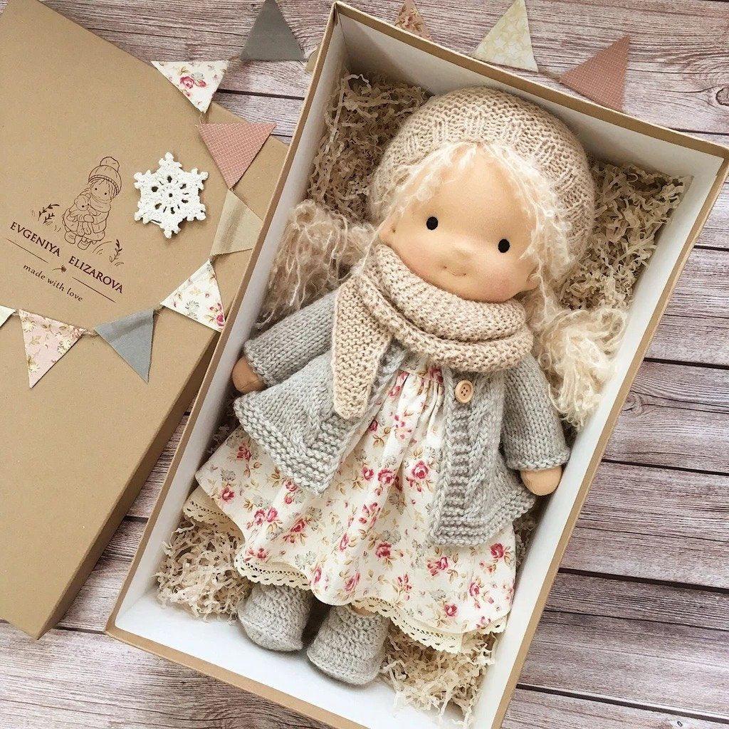 Ręcznie robiona lalka waldorfska „Poppi” | 35 cm | bawełna organiczna i tkaniny hipoalergiczne | zabawka edukacyjna | st