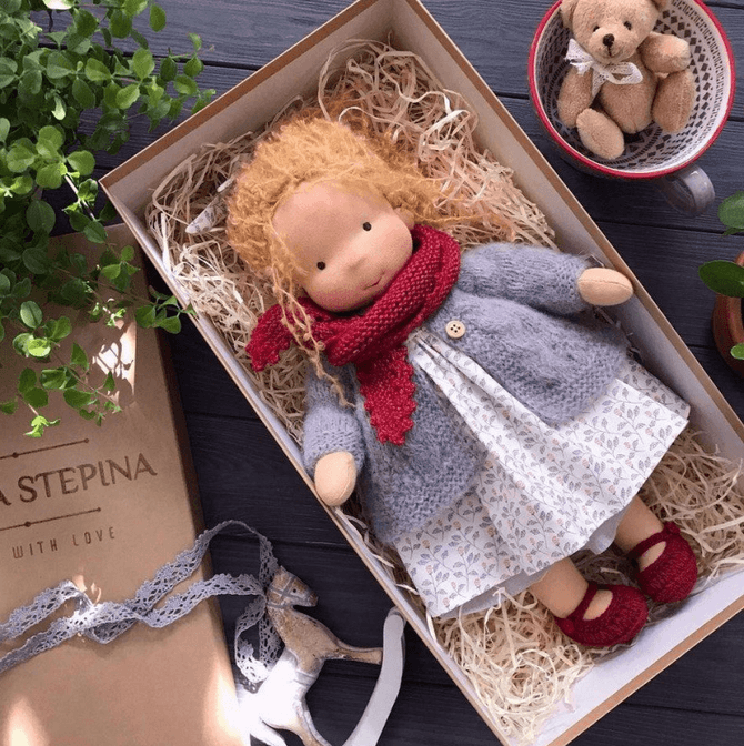 Ręcznie robiona lalka waldorfska „Poppi” | 35 cm | bawełna organiczna i tkaniny hipoalergiczne | zabawka edukacyjna | st