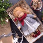 Ręcznie robiona lalka waldorfska „Poppi” | 35 cm | bawełna organiczna i tkaniny hipoalergiczne | zabawka edukacyjna | st