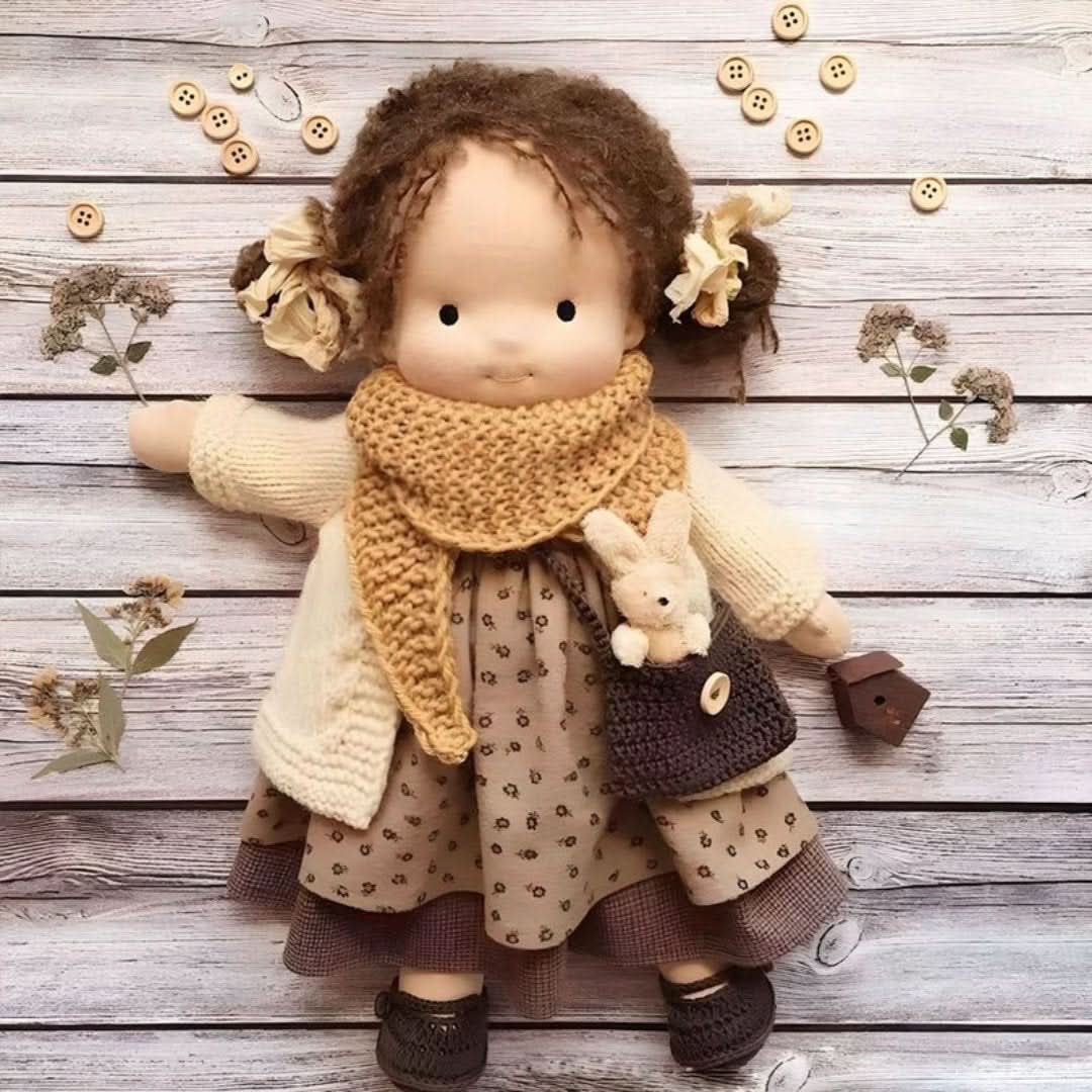 Ręcznie robiona lalka waldorfska z naturalnych materiałów – 30 cm