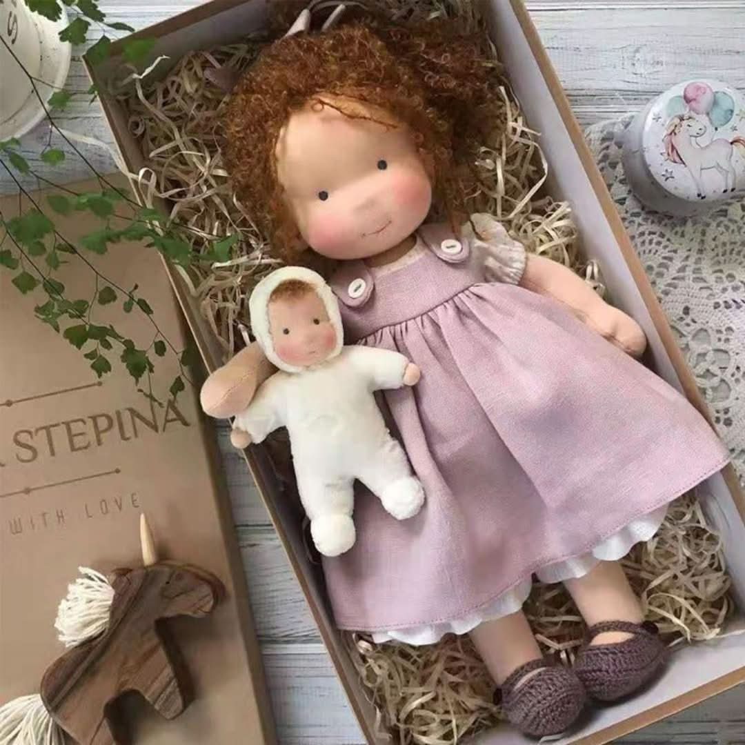 Ręcznie robiona lalka waldorfska z naturalnych materiałów – 30 cm