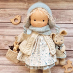 Ręcznie robiona lalka waldorfska z naturalnych materiałów – 30 cm