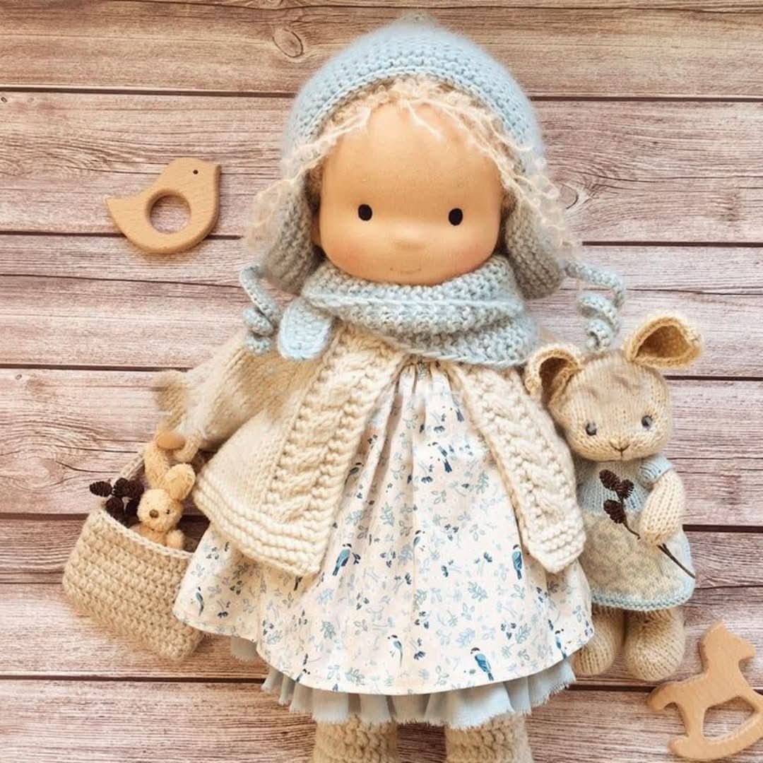 Ręcznie robiona lalka waldorfska z naturalnych materiałów – 30 cm