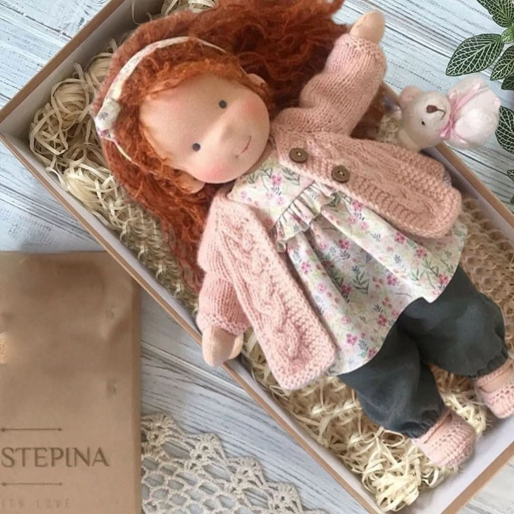Ręcznie robiona lalka waldorfska z naturalnych materiałów – 30 cm