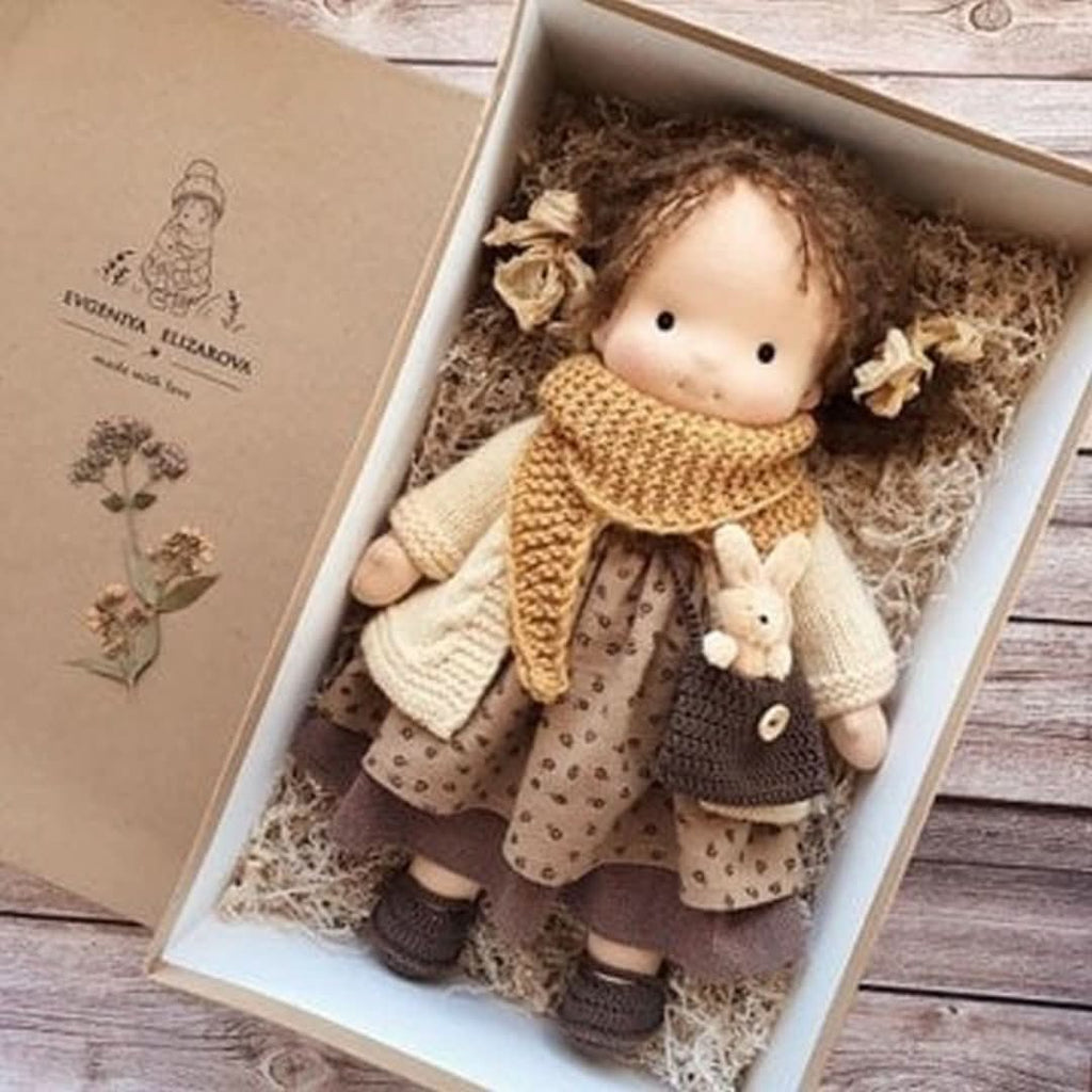 Ręcznie robiona lalka waldorfska z naturalnych materiałów – 30 cm