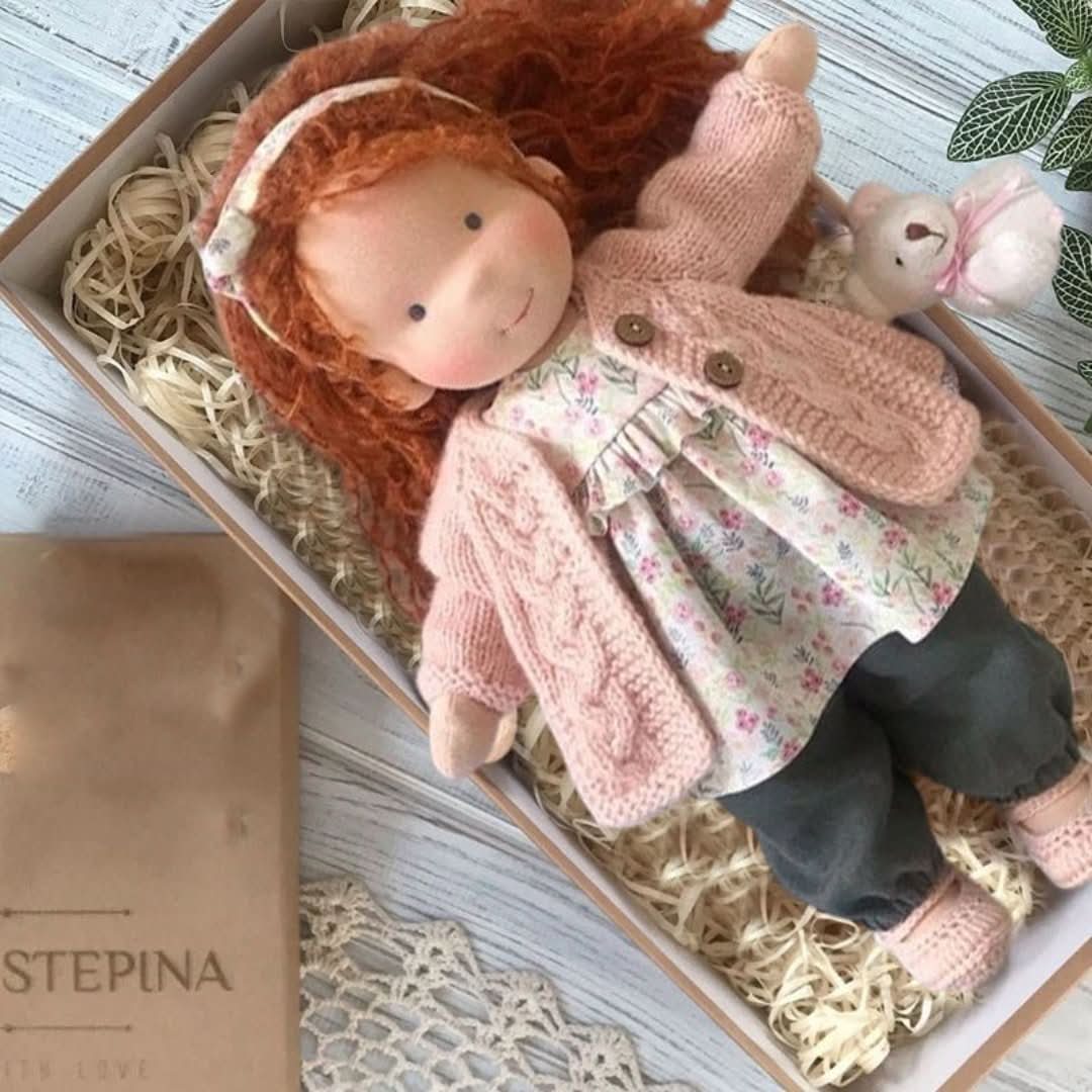 Ręcznie robiona lalka waldorfska z naturalnych materiałów – 30 cm