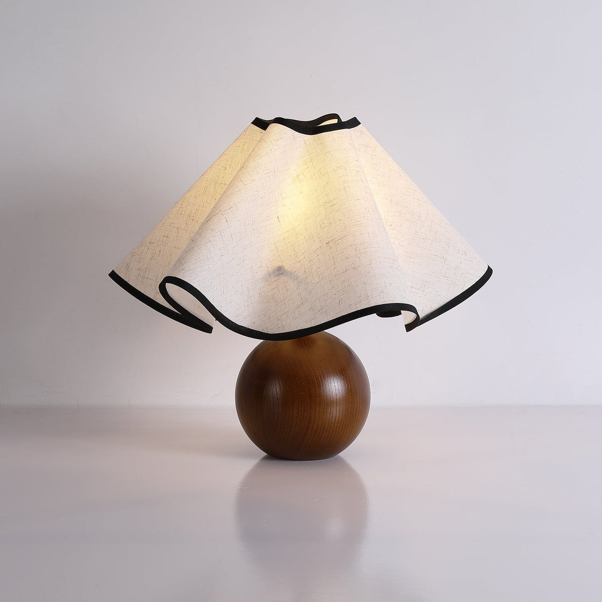 Rzeźbiarska, falista lampa stołowa do wnętrz