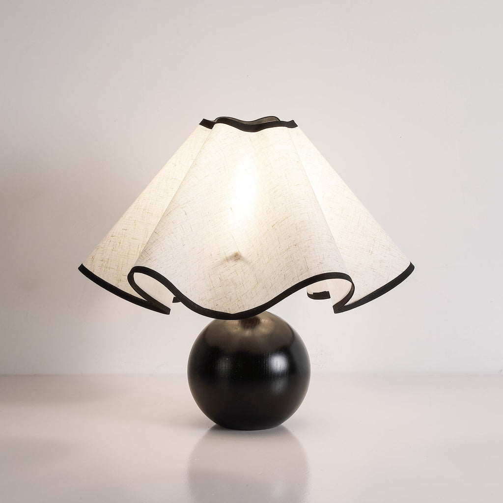 Rzeźbiarska, falista lampa stołowa do wnętrz