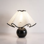Rzeźbiarska, falista lampa stołowa do wnętrz
