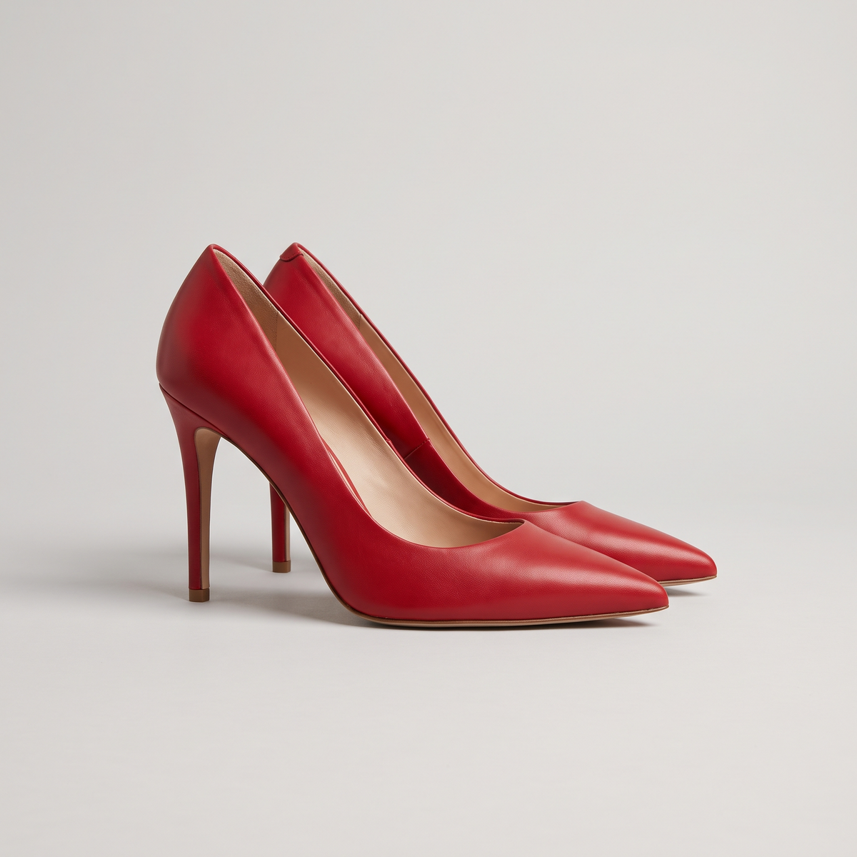 Szpilki z noskiem w szpic na obcasie typu stiletto