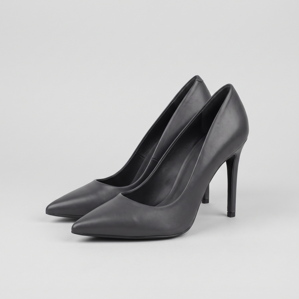 Szpilki z noskiem w szpic na obcasie typu stiletto