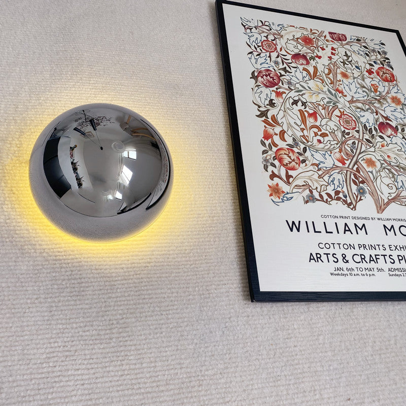 Urokliwa antyczna lampa ścienna w stylu średniowiecznym