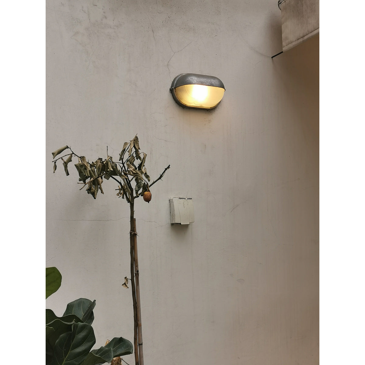 Wytrzymała trwała odporna na warunki atmosferyczne lampa ścienna zewnętrzna o industrialnym designie