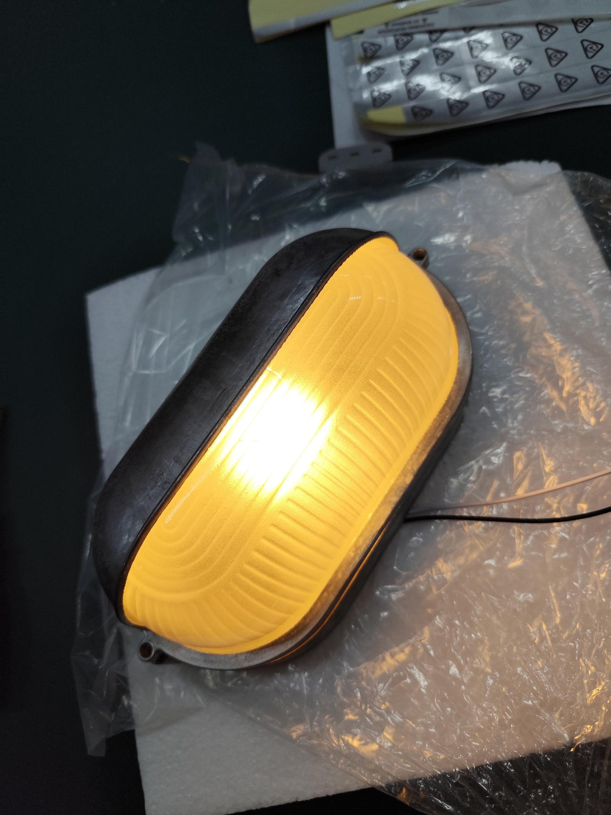 Wytrzymała trwała odporna na warunki atmosferyczne lampa ścienna zewnętrzna o industrialnym designie